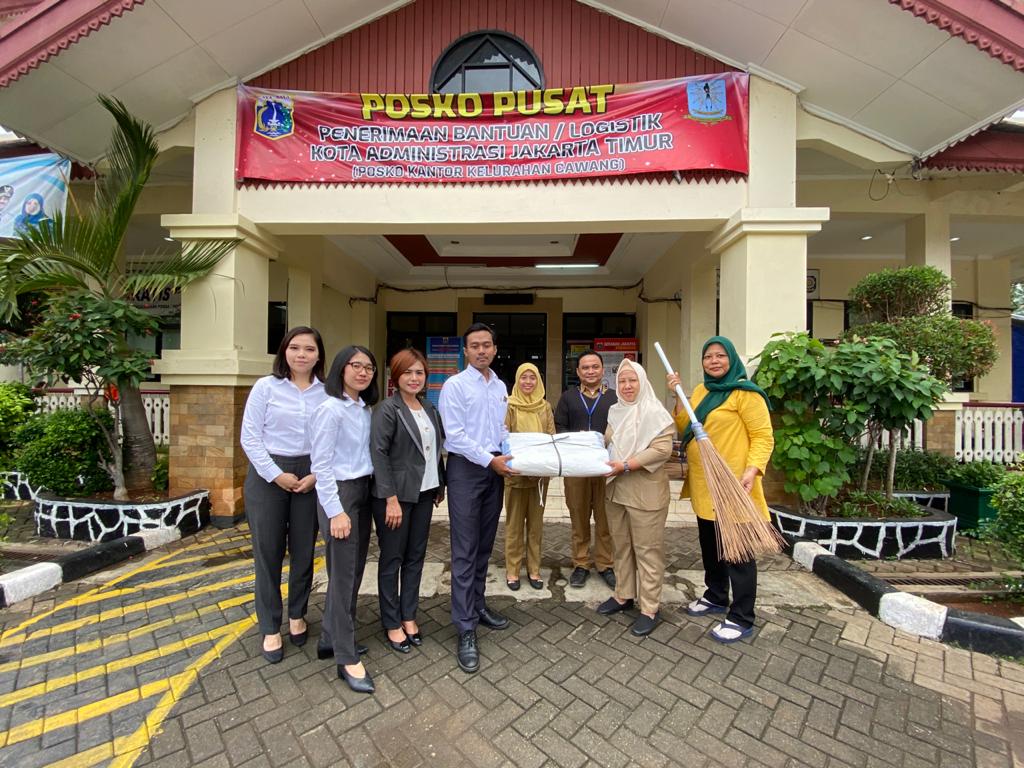 Helping Jakarta Flood Victims, PARK HOTEL Cawang – Jakarta Donated Cleaning Tools to Nearby Area